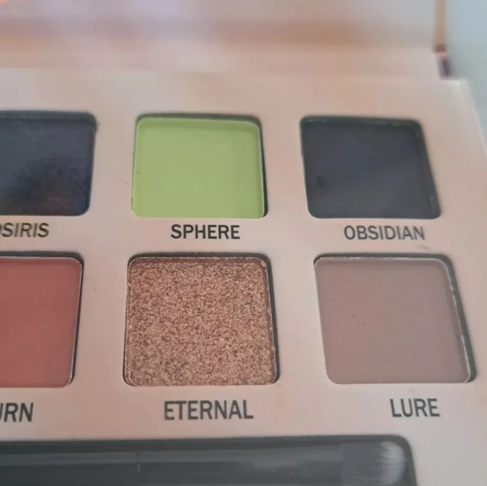 Monica Eyeshadow Palette 12 Shades Matte & Metallic Regular Size
